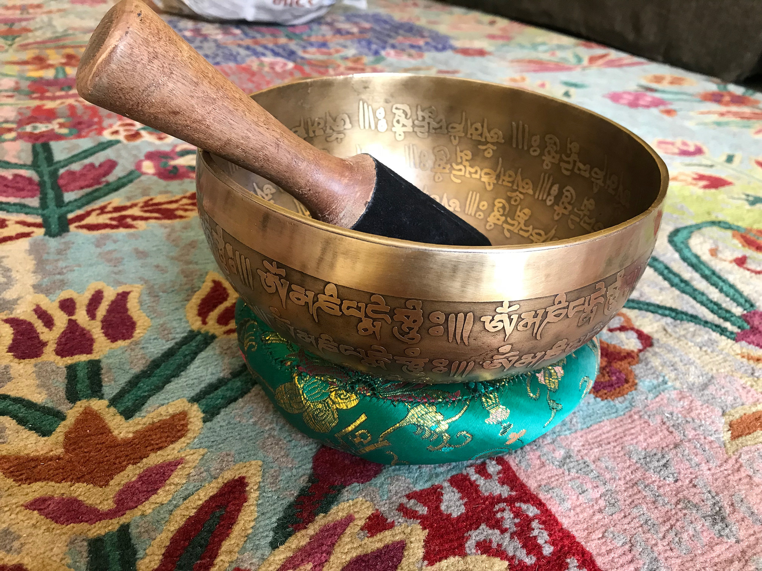 12 D Note Master Healing Mantra Carved Singing Bowl Free Singing Bowl Silk Cushion Meditation Bowl Striker and Drum Stick Tibetan Bowls 